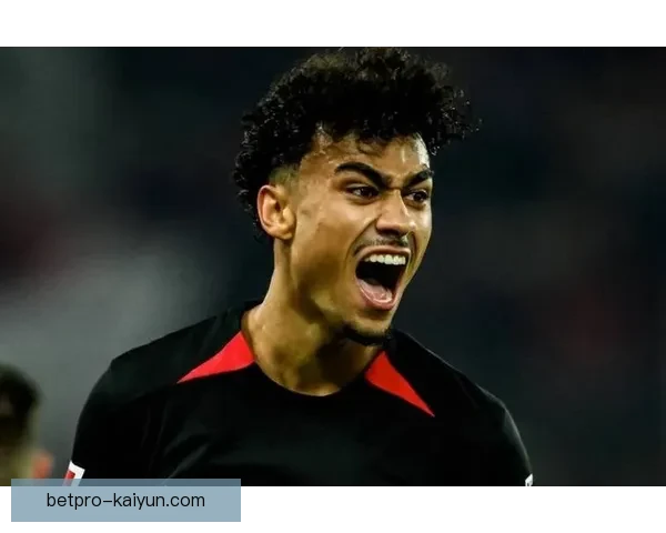 越南队邓文林扑救表现稳健，提升球队后防稳定性